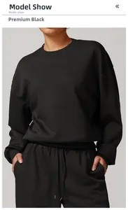 Vue de face de l'ensemble sweat noir premium à col rond et jogging avec cordon de serrage