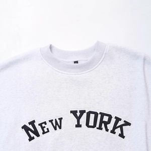 Light gray crewneck sweatshirt with vintage New York embroidery in a casual American style