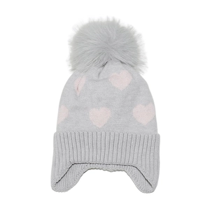 Detailansicht der Kinder Strickmütze mit Ohrenklappen, rosa Herzmuster und Bommel