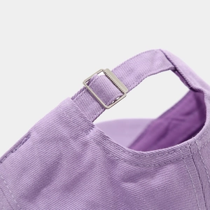 Detail of adjustable metal buckle on light purple cotton baseball cap with neat stitching