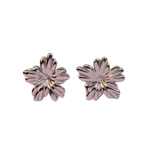 Boucles d'oreilles fleurs en métal élégantes avec finition rose lavande sur fond blanc