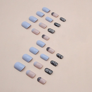 Faux ongles carrés courts bleu dégradé avec paillettes et finition brillante
