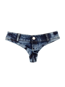 Micro-short sexy en denim bleu à taille basse avec texture vintage sur fond blanc