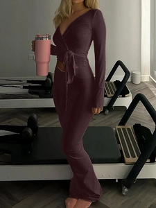 Ensemble de yoga deux pièces violet foncé avec haut à manches longues et pantalon assorti