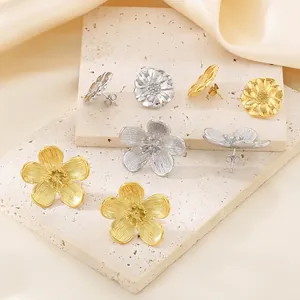Orecchini A Lobo Con Fiori Texturizzati Stile Francese Vintage Acciaio Inossidabile Gioielli Floreali Eleganti Per Donna