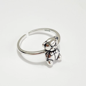 Minimalist 925 sterling silver ring with a vintage teddy bear design and open band