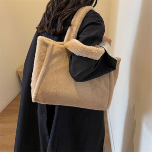 Sac cabas chic en peluche beige pour femmes avec une grande capacité