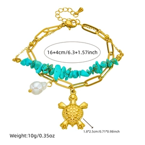 Bracciale tartaruga in acciaio dorato con perline turchesi e perla su sfondo bianco