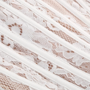 Gros plan détaillé sur la dentelle florale blanche avec rubans de satin élégants