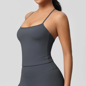 Dettaglio del tessuto traspirante senza cuciture del reggiseno sportivo grigio scuro