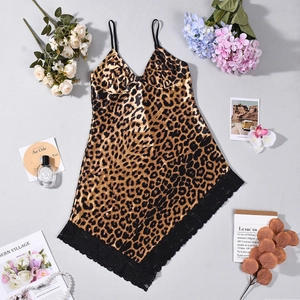 Détail de nuisette satinée léopard avec ourlet en dentelle noire et col en V chic