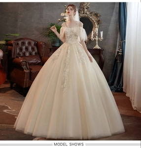 Detail eines champagnerfarbenen Brautkleids mit Spitzenstickerei, Pailletten und Trägern