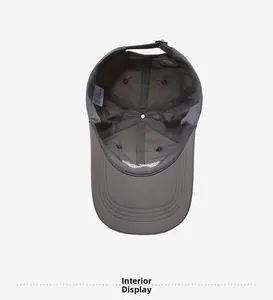 Détail de l'intérieur de la casquette grise montrant la structure et la boucle