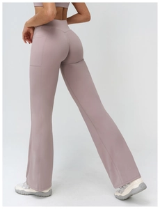 Détail de la taille haute en V et poche latérale sur le pantalon de yoga évasé mauve