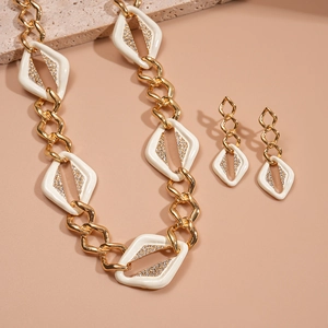 Parure collier et boucles d'oreilles géométriques dorés avec émail et zircons brillants