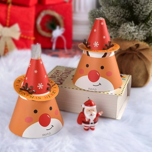 Chapeaux de fête de Noël avec rennes et texte Merry Christmas sur tapis blanc
