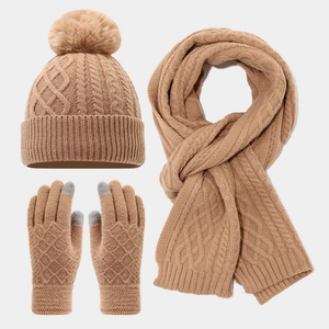 Detail des beigen Stricksets mit Zopfmuster und Touchscreen-Funktion an den Handschuhen