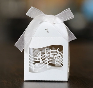 Boîte à bonbons de mariage découpée avec notes de musique en papier perlé blanc