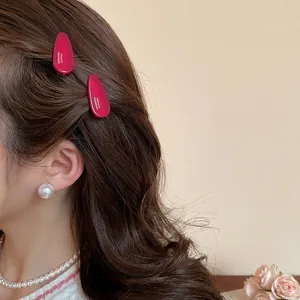 Barrettes à cheveux ovales en acrylique magenta élégantes sur le profil du modèle