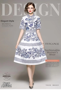 Détail de la robe fleurie blanche avec imprimé porcelaine bleue et ceinture fine
