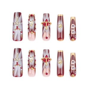 Faux ongles gothiques rouge vin et marbre avec croix dorées 3D et breloques coeur