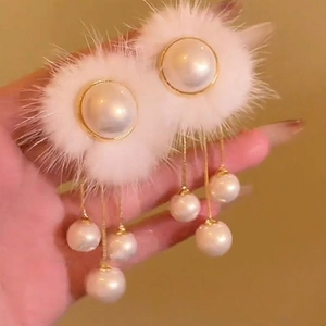 Élégantes boucles d'oreilles en fausse fourrure blanche avec perles et créoles dorées