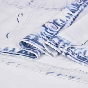 Vue détaillée de l'imprimé texture denim bleu et des coutures fines sur l'ourlet