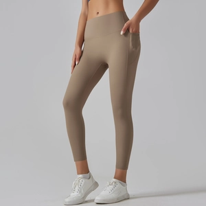 High-waisted seamless yoga leggings in khaki with side pockets and lifting effect