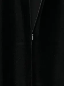 Vue détaillée de la fermeture éclair cachée et du tissu texturé noir de cette robe
