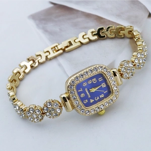 Montre à Quartz de Luxe pour Femme avec Strass Carrés Élégante Montre Bracelet en Alliage d'Acier Inoxydable Design de Fleur Montre de Mode en Or pour Dame