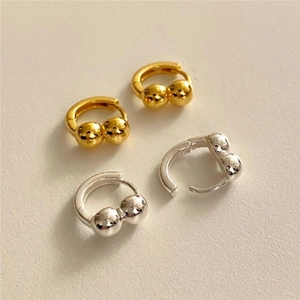 Close-up of minimalist 925 silver hoop earrings with double bead design in gold and silver