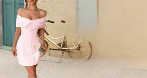 Rosa trägerloses Minikleid mit großer Schleife und strukturierter Jacquard-Stofftextur