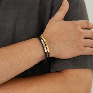 Bracelet pour homme en cuir double épaisseur avec détails en métal argenté et doré