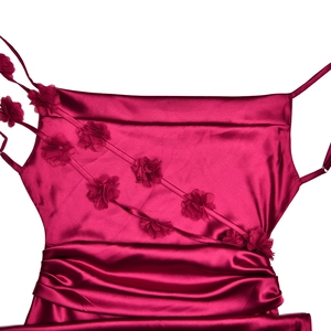 Détails de la robe en satin bordeaux avec fleurs 3D et texture froncée élégante