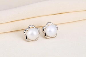 Detailed macro view of S925 silver flower stud earring with natural freshwater pearl