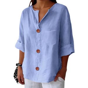 Dettaglio camicia in lino azzurro scollo a V con bottoni in legno e taschino frontale