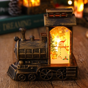 Détail de lanterne train de Noël vintage avec lumière LED et scène de bonhomme de neige