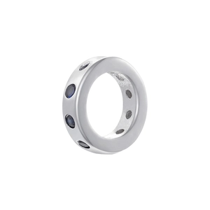 Détail macro d'une perle d'espacement argentée sertie de cristaux bleus pour bijoux
