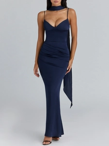 Détail de la robe de soirée bleu marine avec fines bretelles et plis à la taille