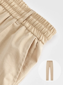 Vista dettagliata dei pantaloni casual kaki con vita elastica e tasche laterali