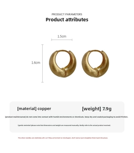 Detailansicht der mattgoldenen C-förmigen Ohrringe mit Silbernadeln und Materialangaben