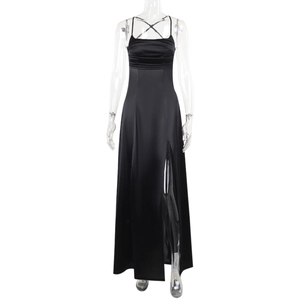 Détail d'une robe maxi en satin noir avec fines bretelles, buste plissé et fente haute