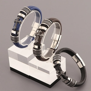 Trois couleurs de bracelets en cuir tressé avec croix en acier et fermoir magnétique