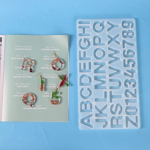 Makroansicht der Silikonform für Buchstaben und Zahlen mit Harz-Schmuckstücken