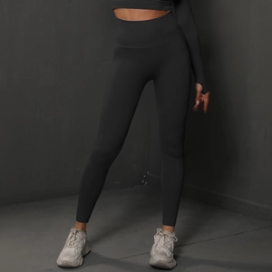 Détail du legging de yoga sans couture taille haute et haut court à manches longues