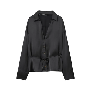 Elegante camicia nera in raso con profondo scollo a V e cintura in vita con fibbia dorata