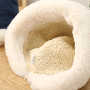 Detail der warmen Plüsch-Anglerhut-Innenseite mit weichem Webpelz und Fleece-Futter