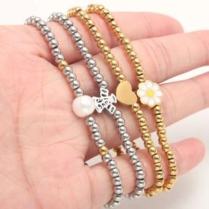 Set de 4 pulseras de cuentas elásticas con dijes de corazón, perla y margarita en oro y plata