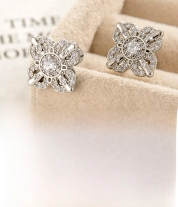 Détail d'un clou de fleur en zircon argenté avec tige à vis en acier titane 0,8x6mm