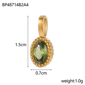Detail eines Gold-Herzanhängers mit grünem Edelstein und 1,5cm Größenangaben